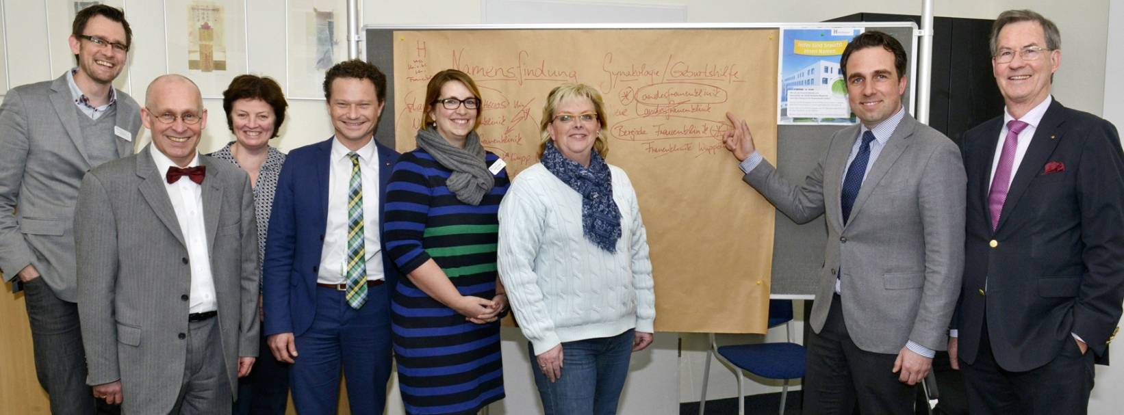  Zwei Stunden Auswahlarbeit für eine Namensfindung (in der Großansicht v.li.): Jörn Grabert (Moderator der Sitzung), Wuppertals Sozialdezernent Stefan Kühn, Dörte Bald, Klinikgeschäftsführer Dr. Marc Baenkler, Sandra Schütz (Projektbeauftragte für die Frauenklinik), Stationsleiterin Martina Rüb, Chefarzt Prof. Dr. med. Markus Fleisch und Prof. Dr. med. Werner Mendling, der die Klinik kommissarisch bis Februar leitete. 