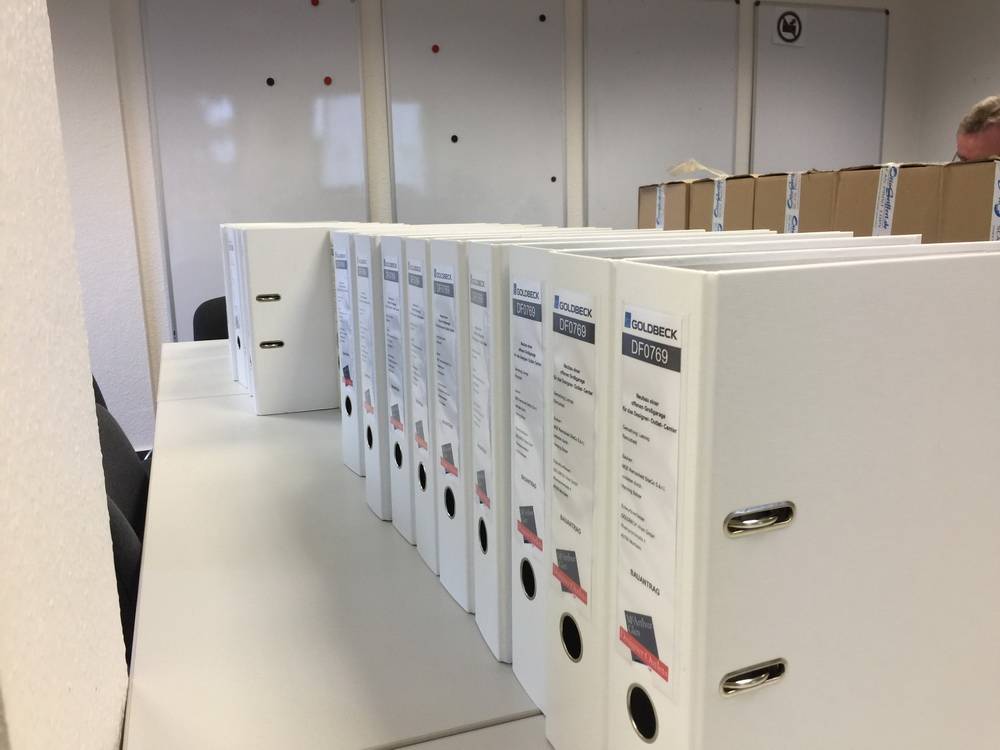  Einige der 86 Aktenordner. 