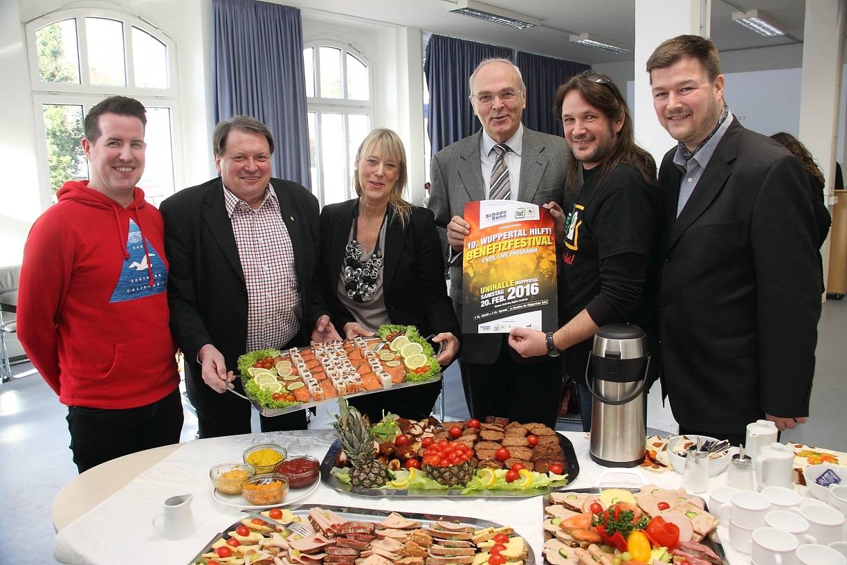  Nur noch wenige Tage... Am 20. Februar 2016 steigt das Jubiläumsfestival „Wuppertal hilft!“ Hier von links nach rechts Moderator Michael Brockordt, Wolfgang Nielsen und Astrid Zimmerbeutel von der Wuppertaler Tafel, Festival-Hauptsponsor Jürgen Gadder von Schade + Sohn, Festival-Initiator Stefan Mageney und Klemens Schmitzer, Manager des Wuppertaler Sinfonieorchesters. 