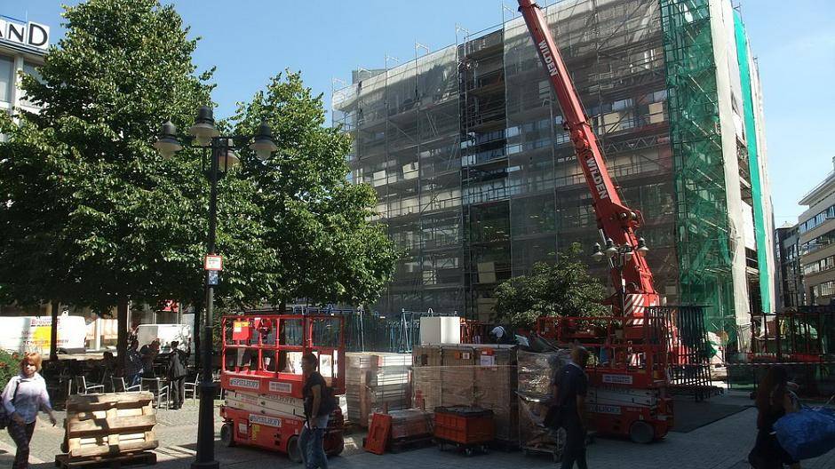 Von-der-Heydt-Platz, Baugeräte und -stoffe lagern ungesichert im...