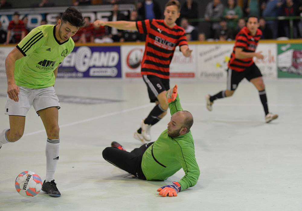 Mit Bande und Kunstrasen