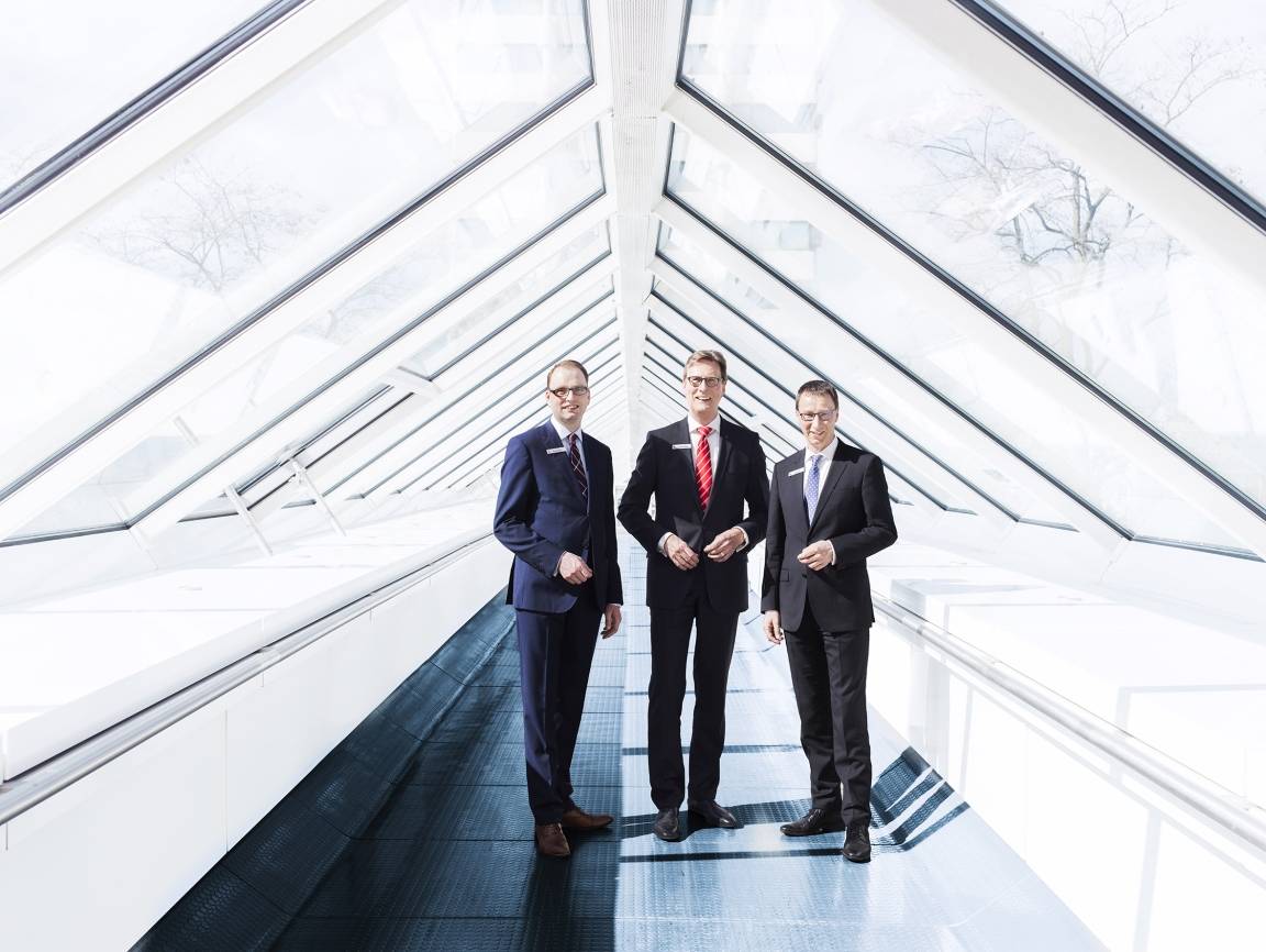  Das neue Vorstandstrio der Sparkasse auf der Brücke über der B 7-Baustelle (v.l.): Patrick Hahne, Gunter Wölfges und Axel Jütz.  