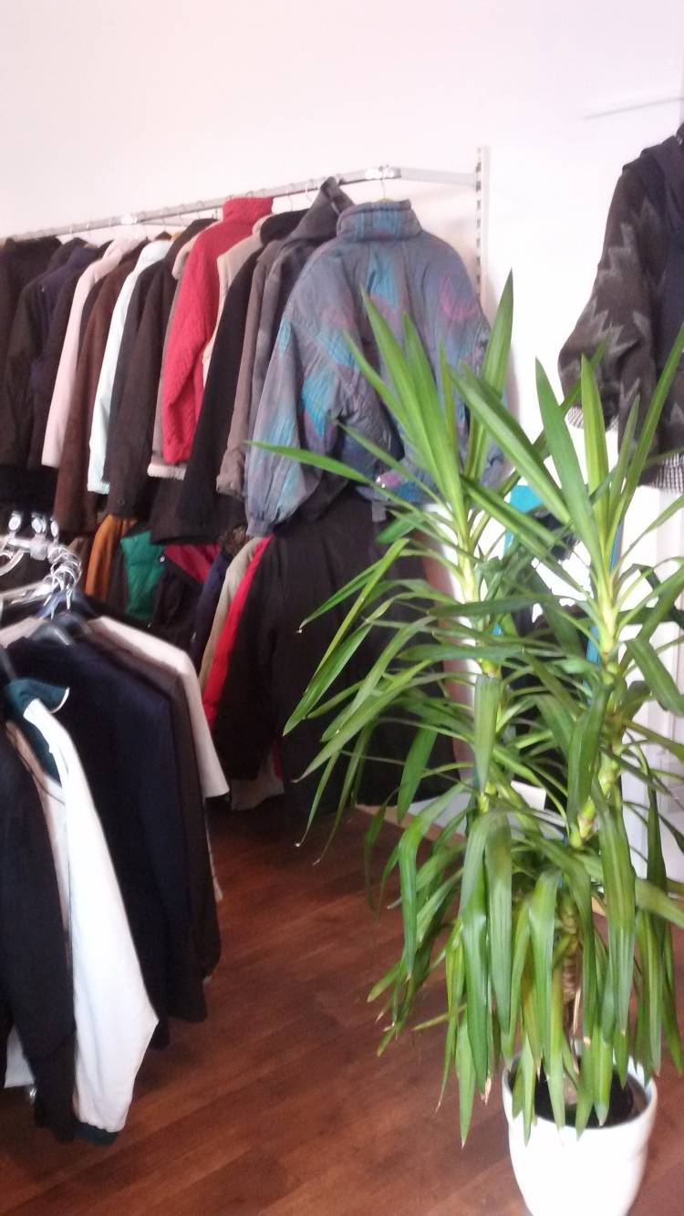  Neben der Annahme und dem Sortieren von Kleiderspenden gehört auch die Beratung zu den Aufgaben.  