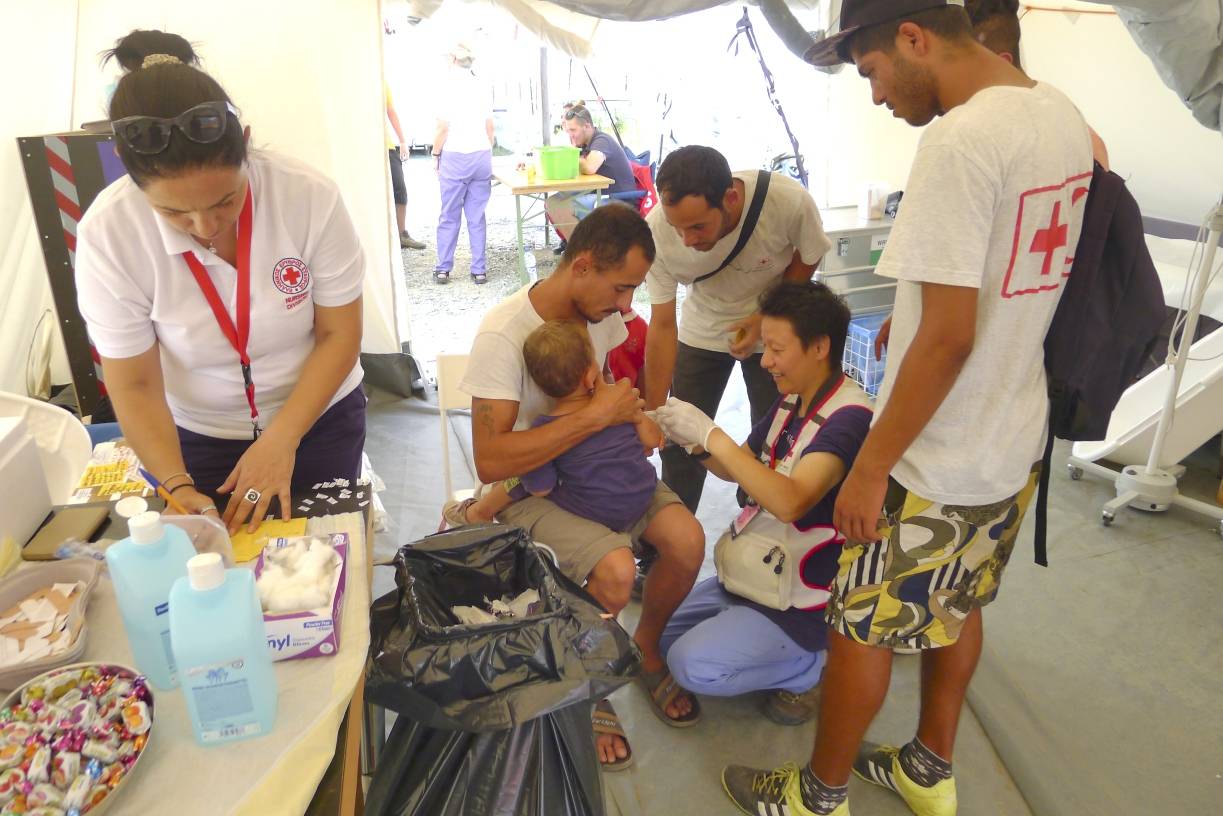  Viele Menschen kamen täglich, manche mehrmals am Tag zum Krankenzelt — immer wieder mit anderen Kindern aus ihren großen Familien. 