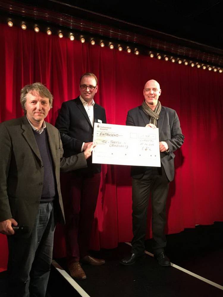  Scheckübergabe auf der Bühne (v.li.): Stefan Hüfner (TiC), Patrick Hahne (WJW) und Ralf Budde (TiC). 