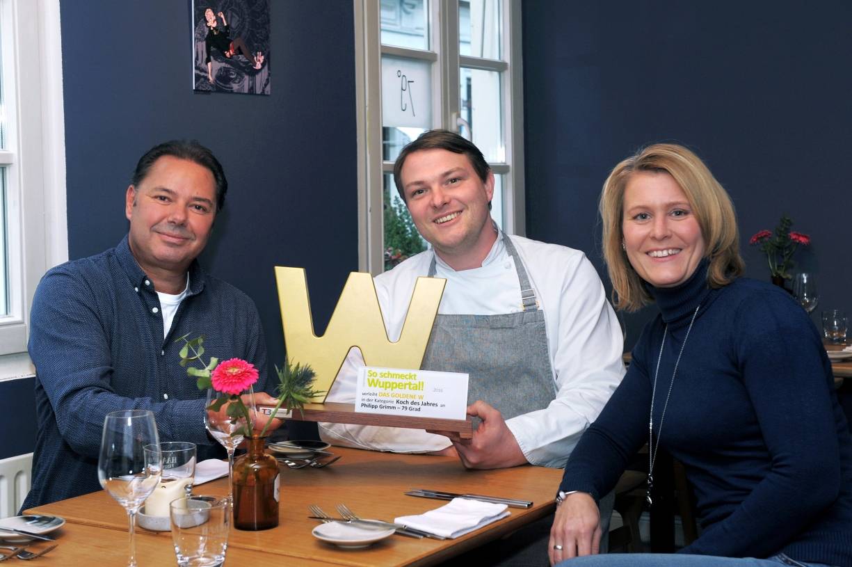  „So schmeckt Wuppertal-Redakteur Roderich Trapp und Mediaberaterin Stefanie Pöller gratulierten Philipp Grimm im „79 Grad“ zum „Goldenen W“ für den Koch des Jahres. Der 37-Jährige gab das Kompliment zurück: „In ’So schmeckt Wuppertal!’ schaue ich immer wieder gerne. Es ist sehr interessant zu sehen, was die Kollegen so machen.“ 