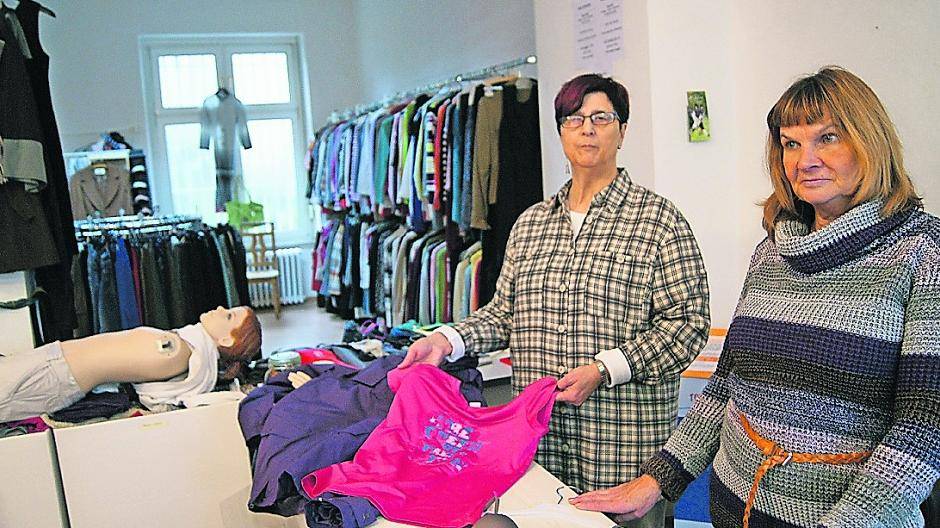  22 Ehrenamtliche sorgen im Kleiderladen dafür, dass die Spenden sortiert und an Bedürftige gegen einen kleinen Obolus verteilt werden. 