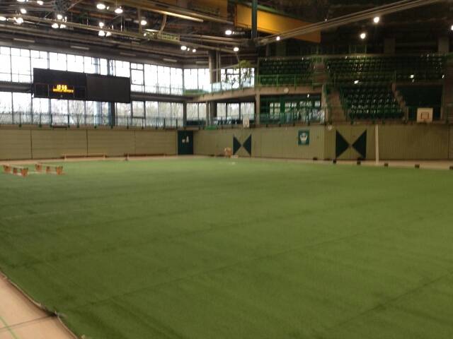  Spieler und Zuschauer dürfen sich an einen neuen Belag gewöhnen. 