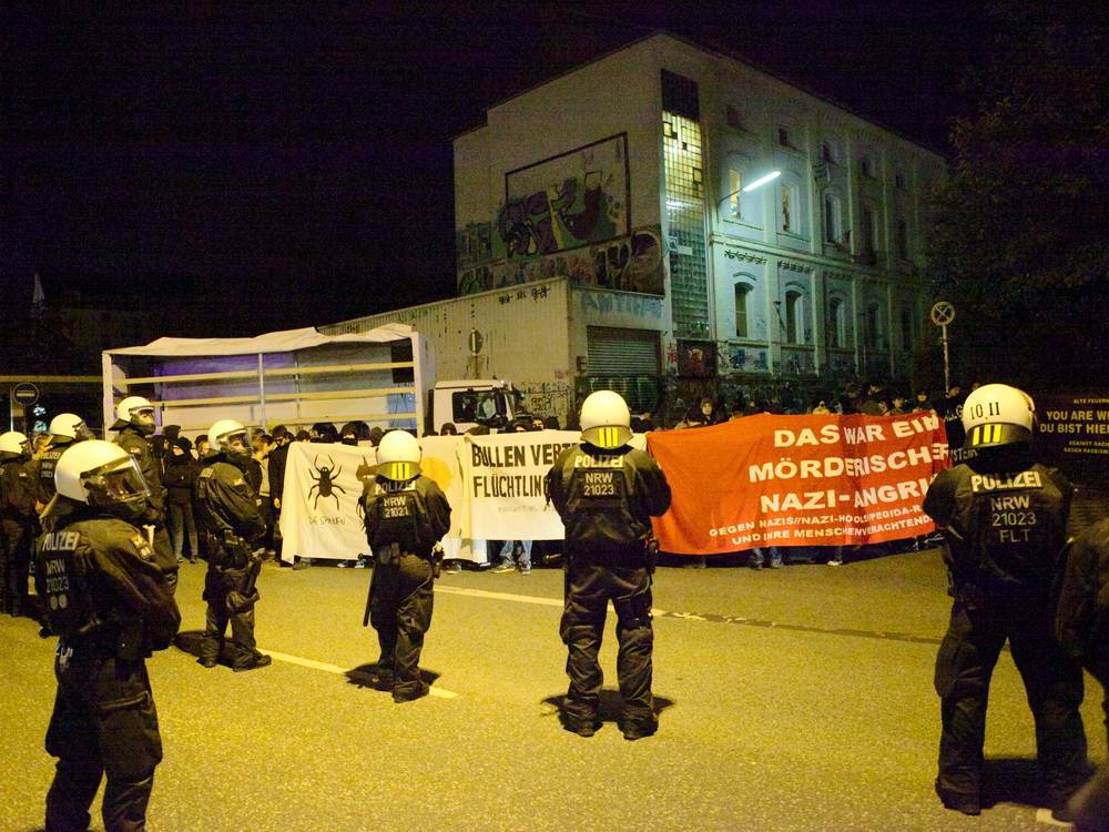  Kundgebung am Tatort vor dem Autonomen Zentrum an der Gathe im Oktober 2015. Die Teilnehmer werten die Messerattacke von Rechten als Mordversuch. 