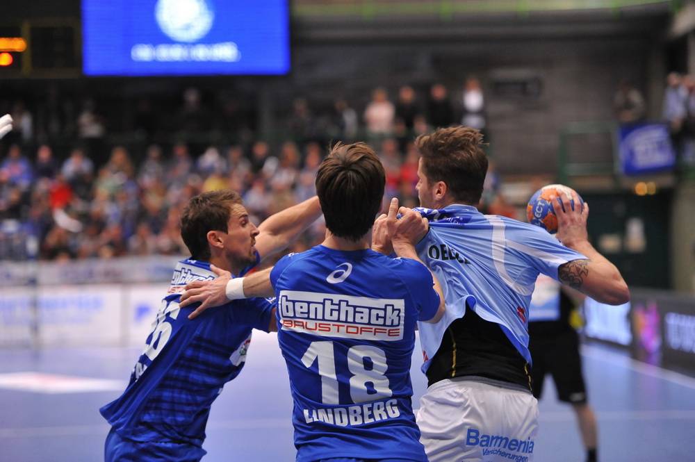  Alexander Oelze im Oktober bei der Heimniederlage gegen den HSV im Duell mit Adrian Pfahl (li.) und Hans Lindberg. Pfahl ist nach Göppingen verschwunden, Lindberg wechselt wohl nach Berlin. 