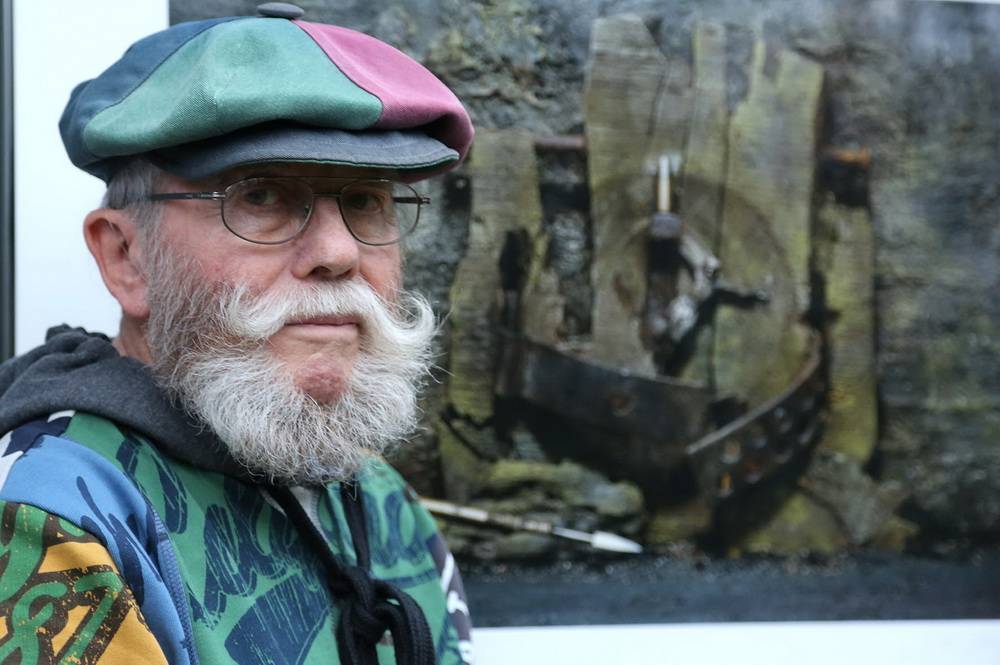  „Mensa Satanis“ ist der Titel dieses faszinierenden Werkes, das Günter Krings vor einigen Jahren zum Thema „Glaube und Gewalt“ schuf und das gerade in der heutigen Zeit wieder von erschreckender Aktualität ist. 