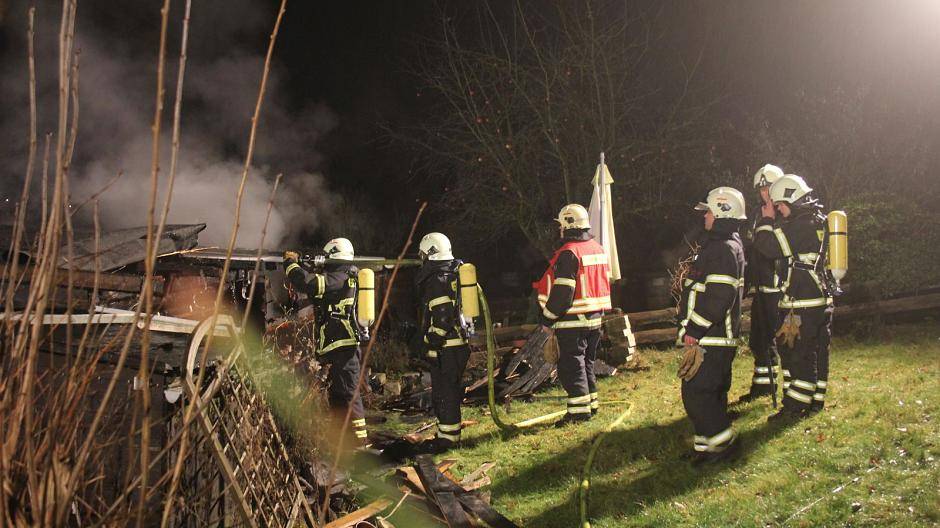 Feuer in Gartenlaube