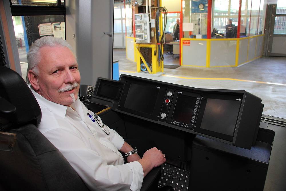  Schwebebahn-Fahrlehrer Andreas Haus steuerte in der vergangenen Woche die ersten Nachtfahrten mit der neuen Schwebebahn. Die Monitore mussten fürs Foto dunkel bleiben: „Man weiß ja nicht, ob der Hersteller für heute Abend was Besonderes eingerichtet hat...“ 