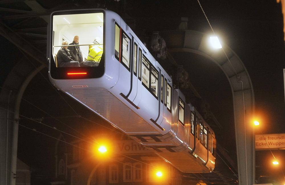 Schwebebahn auf Jungfernfahrt
