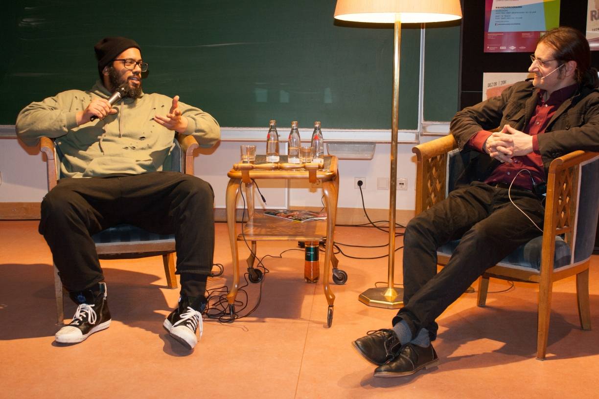  Rap-Superstar Samy Deluxe (links) zeigte sich im Gespräch mit Dozent Oliver Kautny entwaffnend ehrlich. 