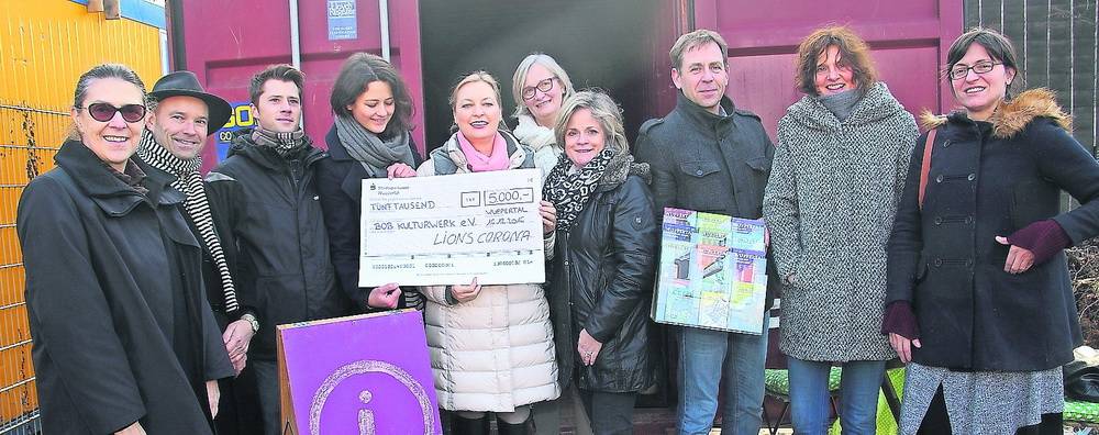  Lions und BOB-Vertreter in gemischter Aufstellung (v.l.): Dr. Gertrud Ahr (Lions), Andrés Ginestet, Johannes Berg (BOB), Anne Bünger, Roswitha Dasch, Iris Colsmann, Susanne Göbel, Martin Bang, Liesbeth Bakker und Karla Spannrath. 