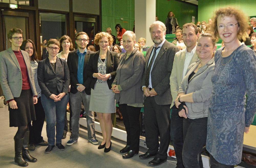  Bei der Eröffnungsveranstaltung zum Start des Zertifikationsstudiums „Deutsch als Zweitsprache“ (v.l.): Prof. Dr. Vivien Heller (Germanistik, Sprachdidaktik), Dr. Sandra Drumm (Vertretungsprofessorin für Mehrsprachigkeitsdidaktik), Loriana Metzger (Zentrum für Weiterbildung), Resi Heitwerth (Institut für Bildungsforschung), Mark Dietze (Institut für Bildungsforschung), Prof. Dr. Gabriele Molzberger (wissenschaftliche Leiterin des Zentrums für Weiterbildung), Gastrednerin Prof. Dr. İnci Dirim (Universität Wien), Prof. Dr. Andreas Frommer (Prorektor für Studium und Lehre), Prof. Dr. Christian Efing (Germanistik, Sprachdidaktik), Dr. Corinna Peschel (Institut für Bildungsforschung) und Prof. Dr. Astrid Messerschmidt (Erziehungswissenschaft, Geschlecht und Diversität). 