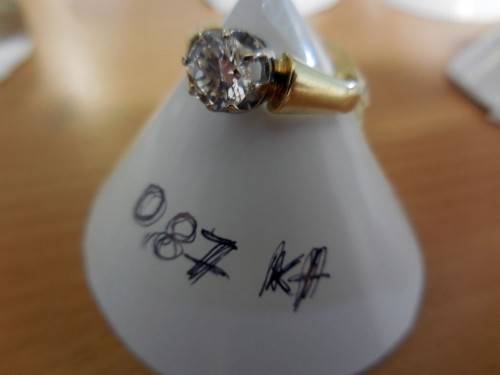 Ehrliche Finderin gibt Schmuck ab