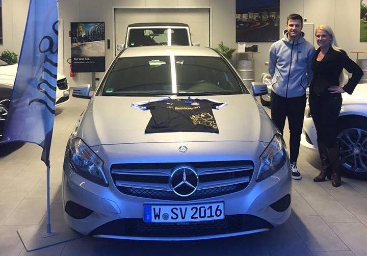  Maria Nitzsche vom Autohaus Schönauen übergab einen Mercedes an WSV-Neuverpflichtung Aleksandar Pranjes. 