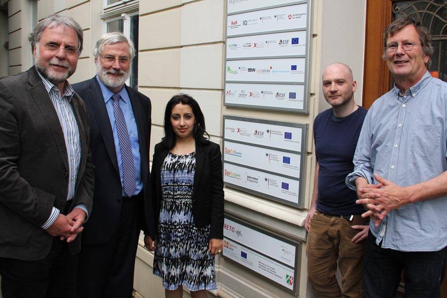  Lions-Präsident Dr. Johannes Vesper (li.) überreichte eine Spende persönlich an Diakoniedirketir Dr. Martin Hamburger, Hivi Bamarny (Mitarbeiterin), Markus Franke und Achim Pohlmann (Diakonie-Migration). 