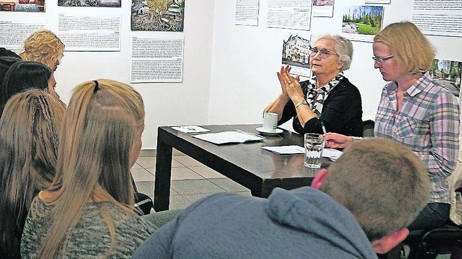  Mit Hilfe einer Übersetzerin berichtete Zeitzeugin Lidia Maksymovicz den Schülern aus Wuppertal von ihrer Zeit im KZ Birkenau. 
