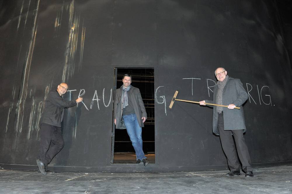   „Traurig, traurig“: 2013 wurde das Schauspielhaus nach fast 50 Jahren Theatertradition geschlossen und verfällt seither zusehends. Mit der Verwirklichung eines Internationalen Tanzzentrums wollen Hans-Uwe Flunkert, Andreas Bialas und Johannes Slawig (von li.) Wuppertal wieder zur Bühne für Modernes Tanztheater machen. Trau dich statt traurig. 