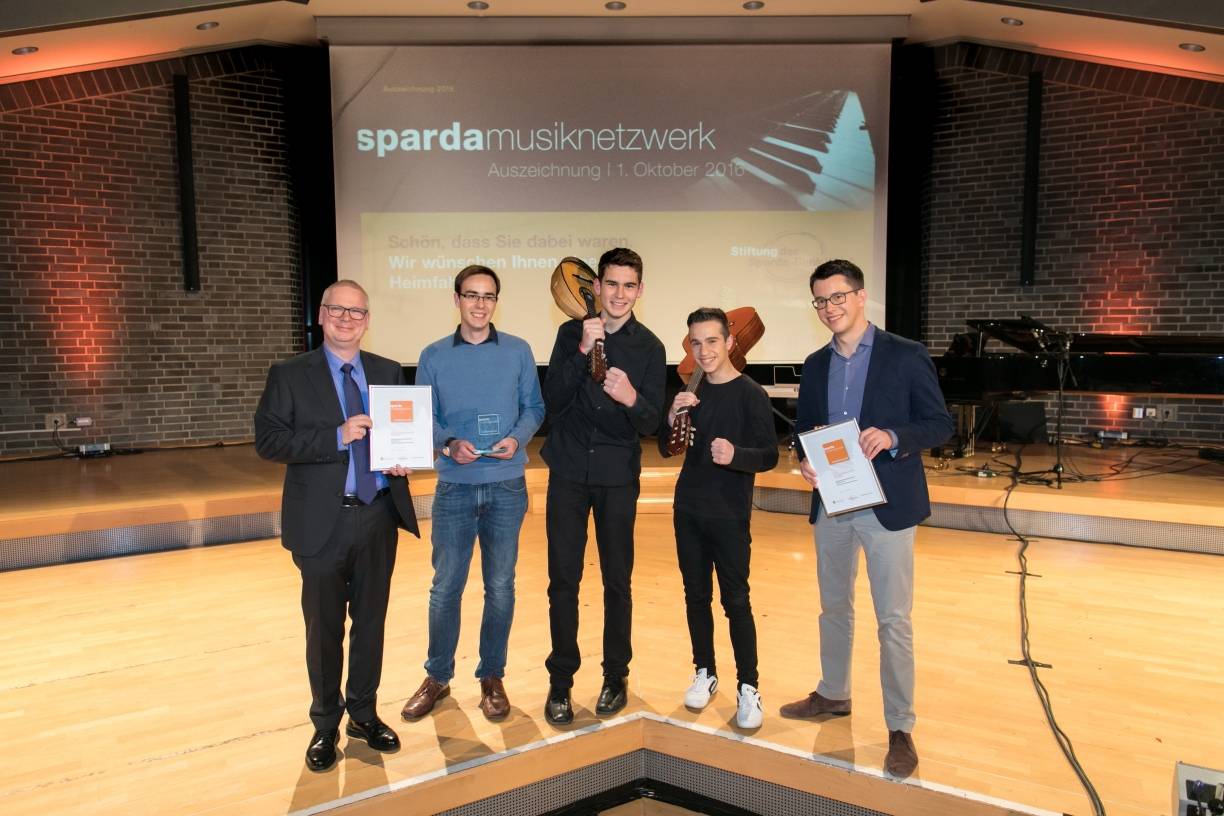  V.l.: Matthias Kolb (1. Vorsitzender Mandolinen-Konzertgesellschaft), Joel Hohmann (Stimmführung Gitarre), Valentin Dicken (2. Mandoline) und sein Duo-Partner Kareem Ghali (Teilnehmer Flüchtlingsprojekt) sowie Raphael Amend (Stellv. Stadtbetriebsleitung Bergische Musikschule), Kareem Ghali (Teilnehmer Flüchtlingsprojekt makoge), Raphael Amend (Stellv. Stadtbetriebsleitung Bergische Musikschule). 