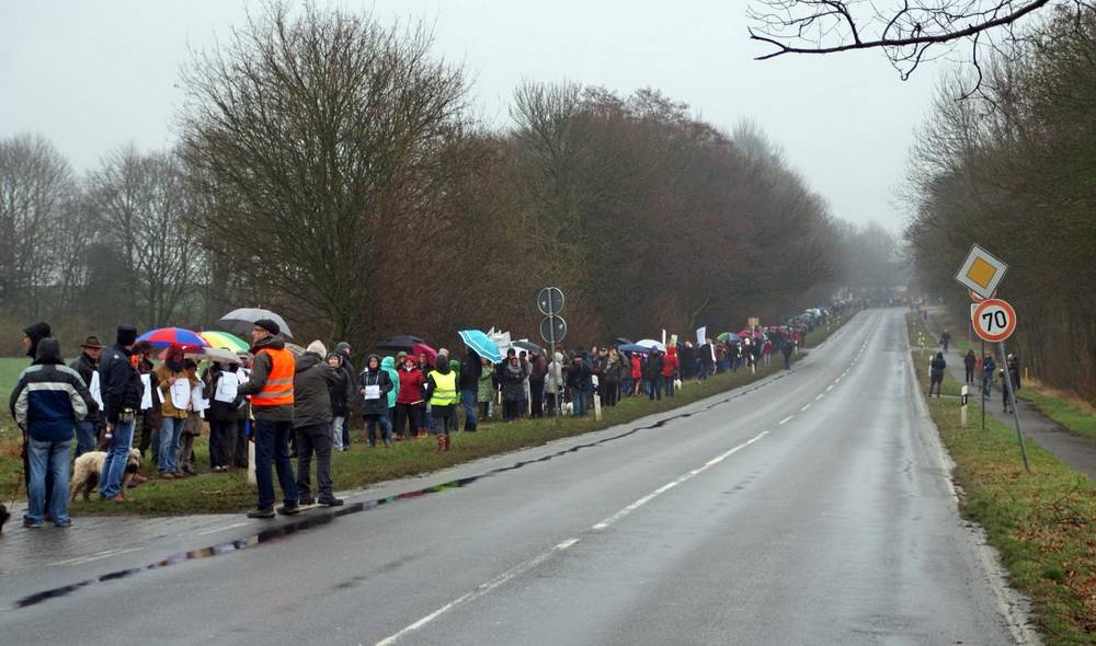  Die Menschenkette war rund einen halben Kilometer lang. 