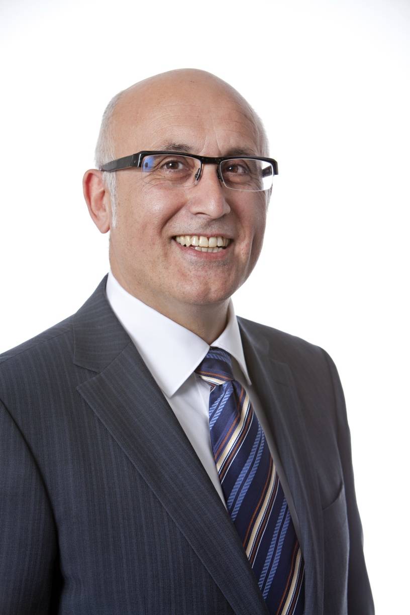  Panagiotis Paschalis ist seit seiner Studentenzeit Mitglied der SPD, engagiert sich in der Friedrich-Ebert-Stiftung und in der Initiative "Arbeiterkind". 