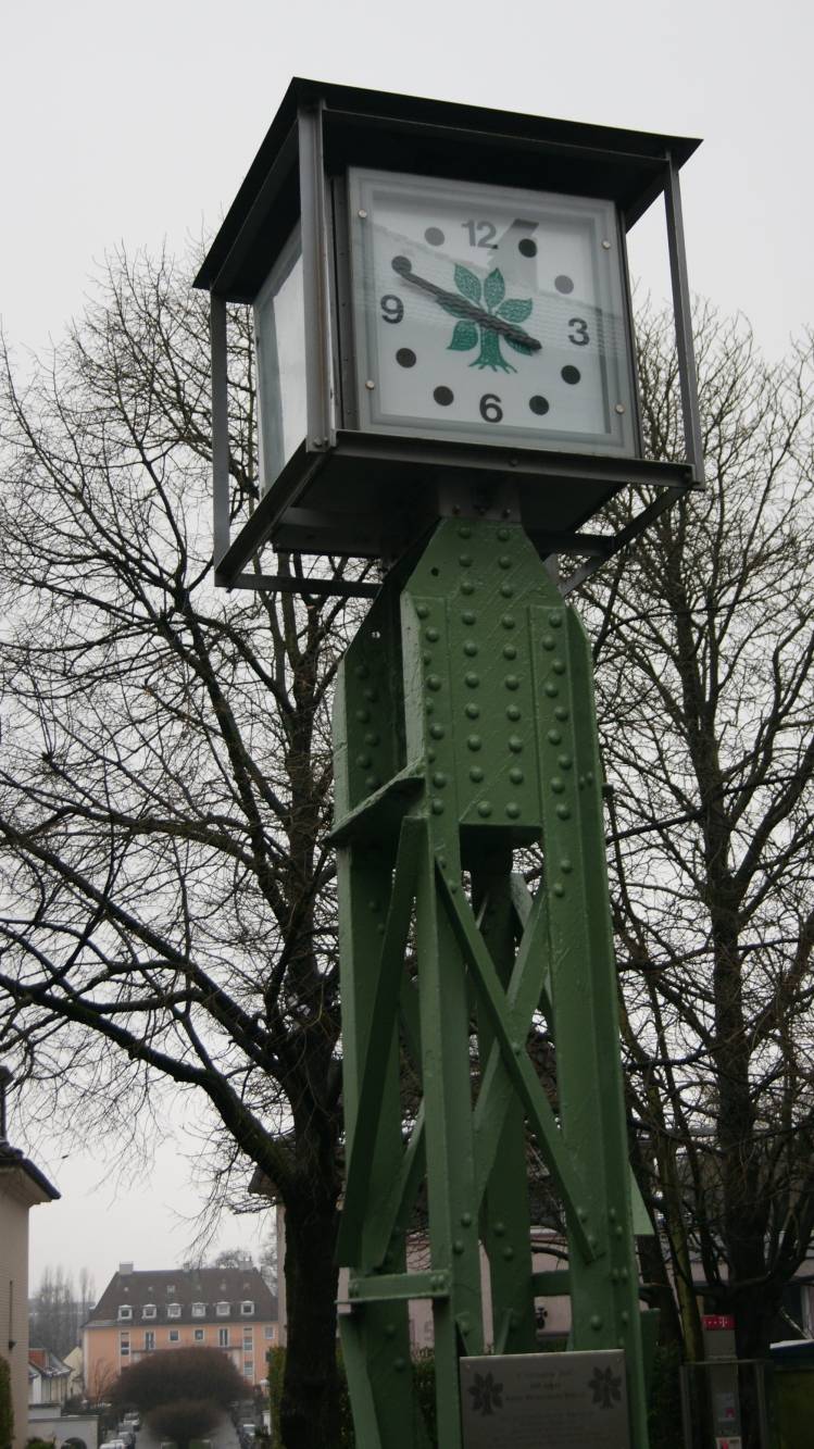 Rotter Platz: Uhr beschossen