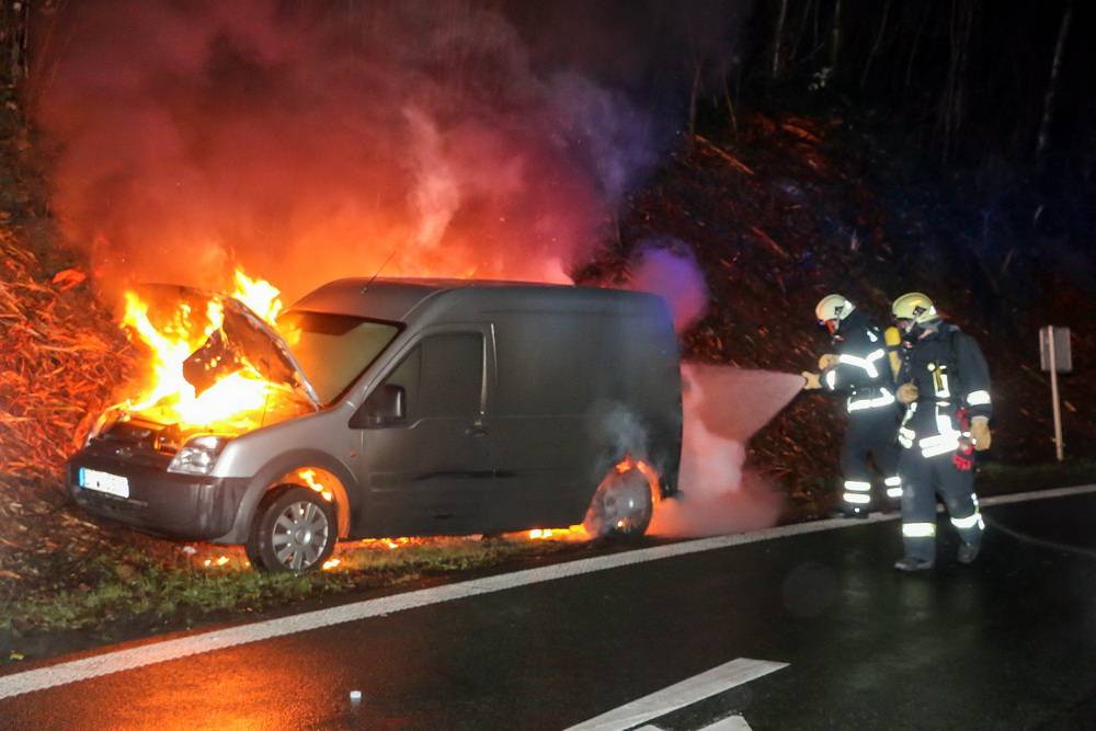  Die Flammen zerstörten den Wagen komplett. 