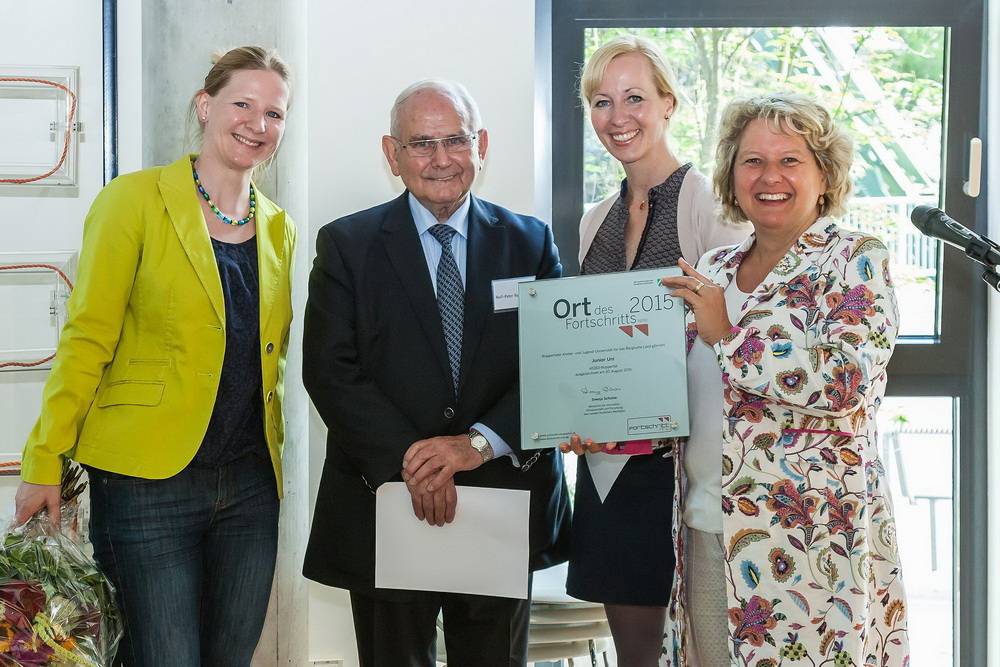  Rolf-Peter Rosenthal (Vorsitzender des Kaufmännisch-Organisatorischen Beirats der Junior Uni) mit (v.li.) Dr. Ariane Staab (Prokuristin der Junior Uni), Dr. Ina Krumsiek (Geschäftsführerin der Junior Uni) und Svenja Schulze (Wissenschaftsministerin des Landes Nordrhein-Westfalen). 