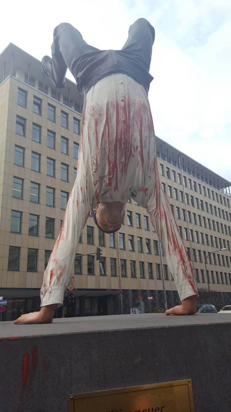  Die rote Farbe lässt den eigentlich so glücklichen Banker zurzeit traurig aussehen.  