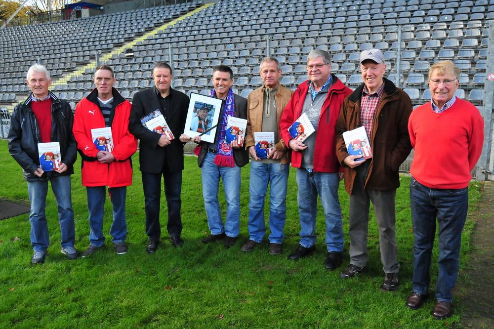  Mehrere Spieler des ehemaligen Teams um Günter "Meister" Pröpper (li.) waren zur Präsentation ins Stadion am Zoo gekommen. 