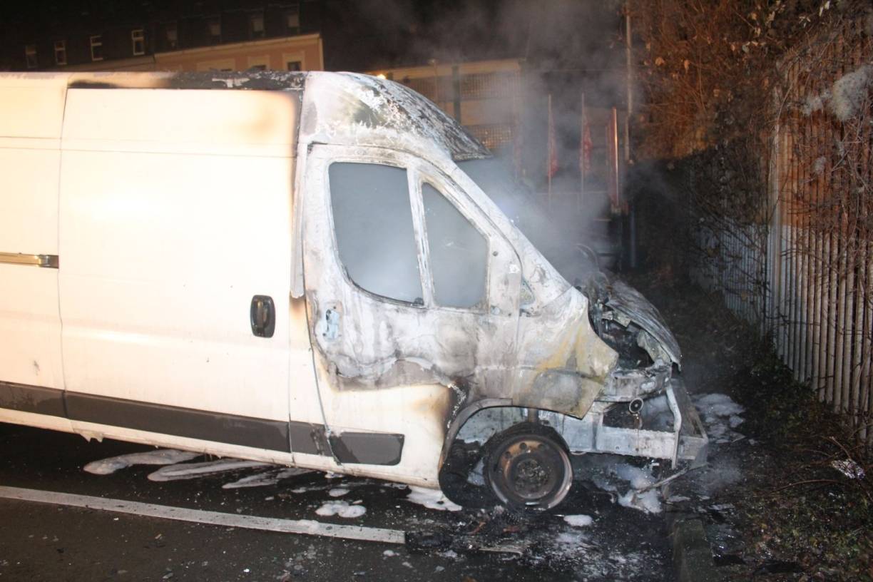 Lkw steht in Flammen