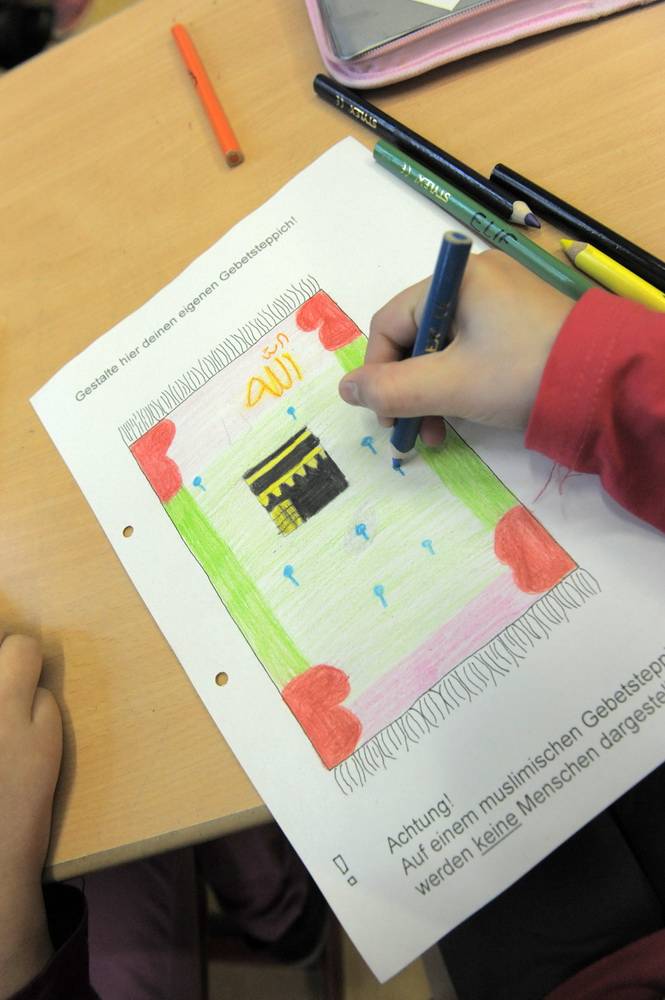  „Gestalte hier deinen eigenen Gebetsteppich“, steht auf dem Arbeitsblatt. Aber nicht vergessen: ohne Menschendarstellungen! 