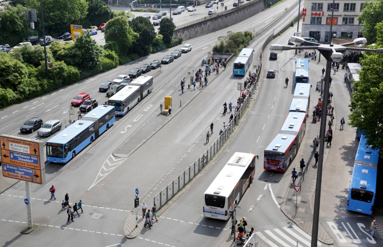  Schon Geschichte: Diese Aufnahme aus dem Juni 2014 zeigt die ehemaligen Bus-Stopps am Döppersberg. Momentan gibt es den zentralen Halt an der Ohligsmühle. Der verschwindet im Sommer 2017, wenn die B 7 fertig ist. Doch der neue Busbahnhof neben dem Hauptbahnhof wird erst Ende 2018 eröffnet. In der Übergangszeit muss heftig improvisiert werden... 
