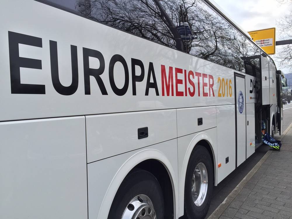  Der BHC reist mit dem Bus nach Stuttgart, der auch die Nationalmannschaft nach Polen, zur EM-Siegesfeier und zum "Ball des Sports" brachte. 