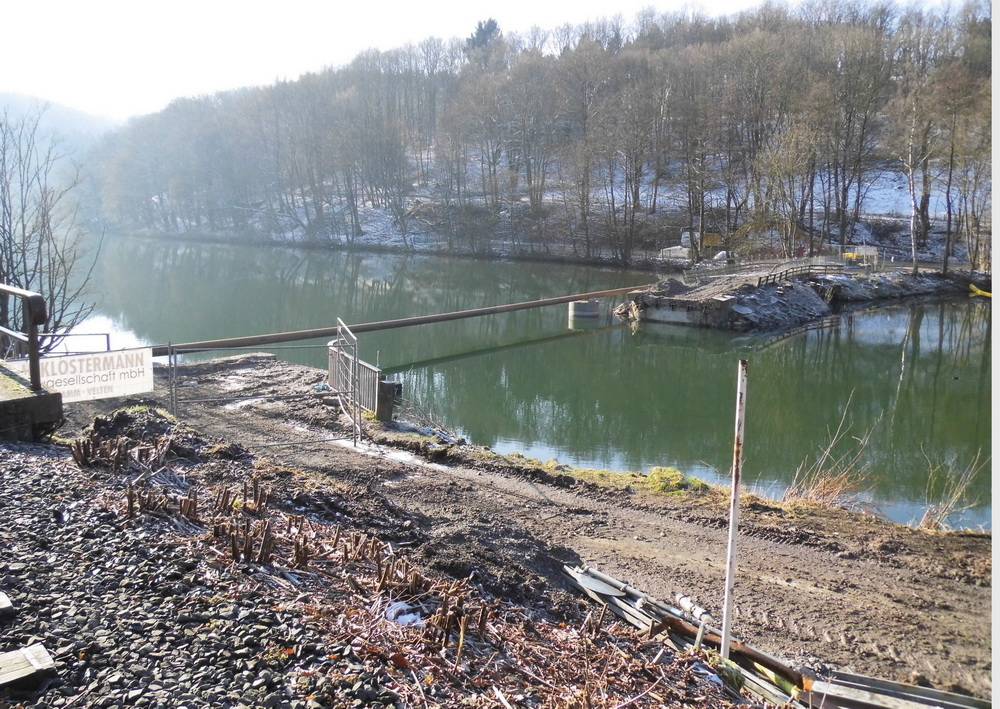  Momentan hält nur die Versorgungsleitung die Verbindung - wie hier auf dem Bild von Rundschau-Leser Horst Großewiese schön zu sehen. 