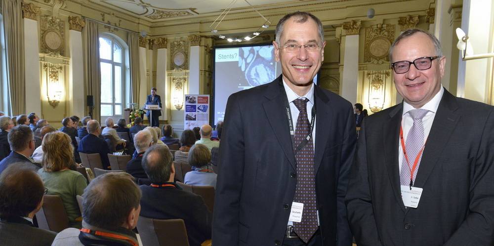  Prof. Dr. med. Melchior Seyfarth (links), Chefarzt der Klinik für Kardiologie am Herzzentrum des HELIOS Universitätsklinikums Wuppertal — Universität Witten/Herdecke, war wissenschaftlicher Leiter einer großen Fachtagung in der Stadthalle mit rund 200 Herzspezialisten. Gemeinsam mit Prof. Dr. med. Herbert Vetter (rechts), Chefarzt der Herzchirurgie am Herzzentrum Wuppertal, propagiert Prof. Seyfarth die fachübergreifende Diagnostik und Therapie bei Herzerkrankungen. Im Herzzentrum wird der Gedanke des so genannten „Heart Teams“ bereits gelebt. 
