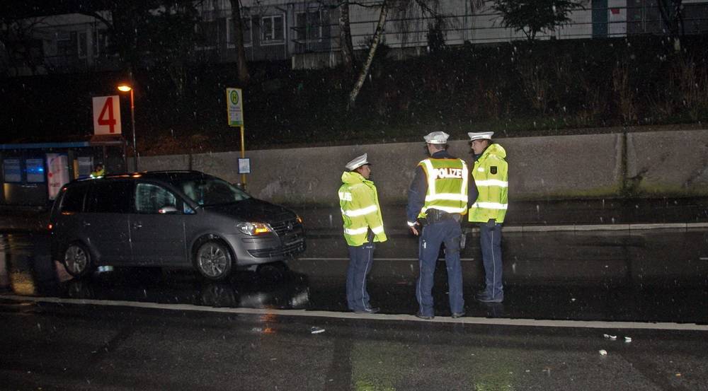  Spurensuche an den Bushaltestellen an den Südstraße unterhalb des Dörpfeld-Gymnasiums. 