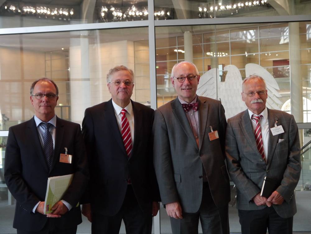  Kämmerer Uwe Bonan (Mülheim), Bundestagsvizepräsident Peter Hintze, Stadtdirektor Dr. Johannes Slawig (Wuppertal), Prof. Ernst-Andreas Ziegler (v.li.) vor der Besuchertribüne des Plenarsaals im Deutschen Bundestag. 