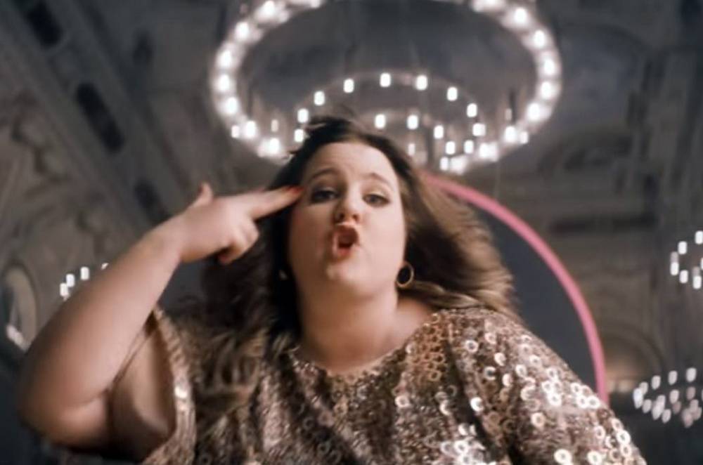  Großer Schwung: Giulia Becker im Großen Stadthallen-Saal. 