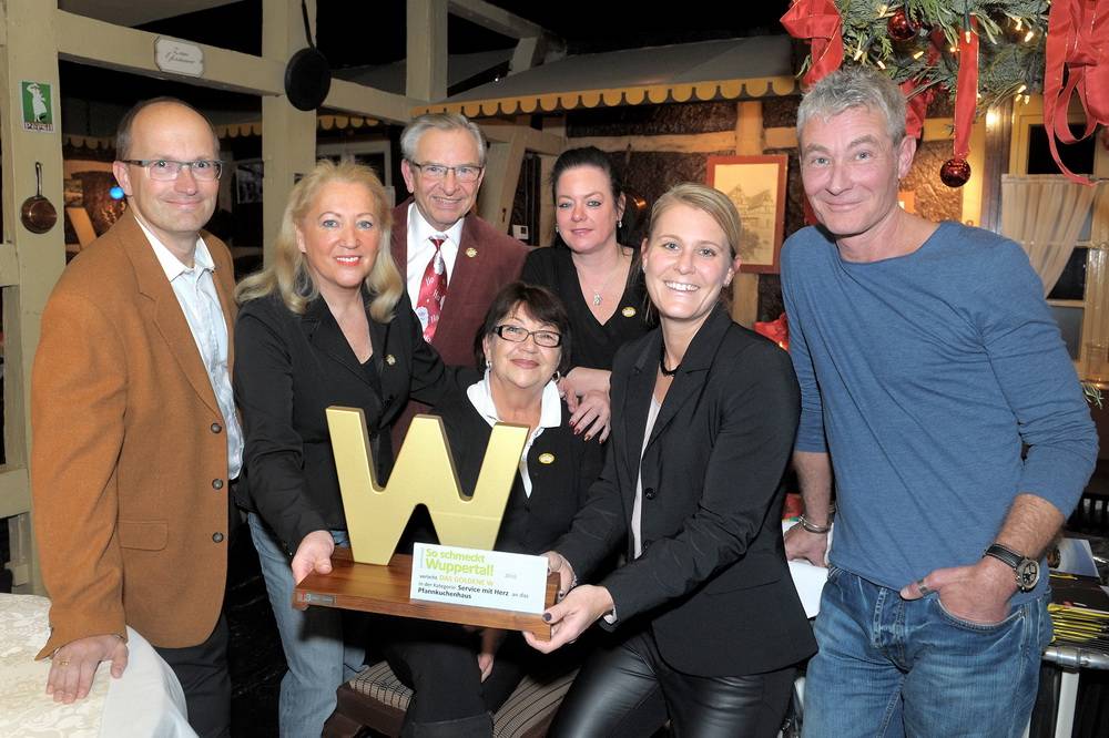  „Service mit Herz“ und richtig gute Laune: Ursula Lewendel und Klaus Dieter Klamke (2.u.3.v.l.) freuten sich mit ihrem Team übers „Goldene W“. Mit im Bild „So schmeckt Wuppertal!“-Media-Beraterin Stefanie Pöller und Redakteur Stefan Seitz (beide re.) sowie ganz links Rundschau-Geschäftsführer Lutz Rensch. 