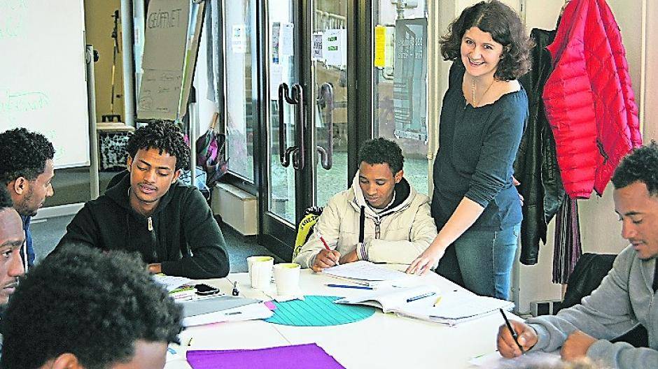  Lehrerin Oksana Hozhda-Ceylan gibt Schülern aus Eritrea im Jugendzentrum Deutschunterricht. 