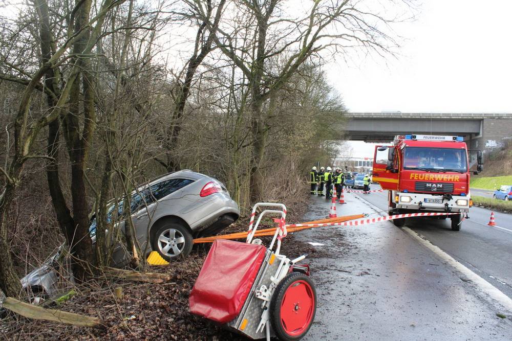  Der Mercedes blieb am Abhang hängen. 