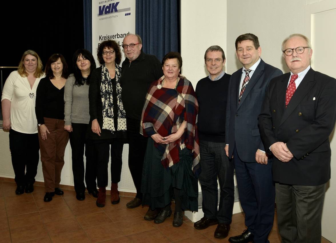  Beim VdK-Neujahrsempfang (von links nach rechts): Sabine Krautscheid (VdK), Christa Gluthe (VdK), Olga Weinberg (VdK), Bürgermeisterin Bettina Brücher, Uwe Wittkowsky (VdK), Heike Herrig (VdK), Thomas Isenberg vom "Paritätischen" Wuppertal, der Landtagsabgeordnete Josef Neumann sowie Berthold Gottschalk vom VdK.  