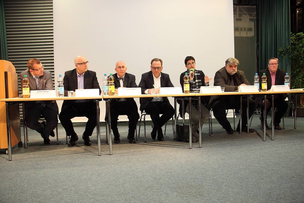  Das Experten-Podium von links nach rechts: Jochen Braun, Leiter des Stadt-Ressorts Bauen und Wohnen, Bürgerbeteiligungs-Dezernent Panagiotis Paschalis, Sozialdezernent Stefan Kühn, Oberbürgermeister Andreas Mucke, NRW-Gesundheitsministerin Barbara Steffens, Uwe Dönisch-Seidel, Landesbeauftragter für den Maßregelvollzug, und Joachim Hülsen vom Landschaftsverband Rheinland, der der Betreiber der zukünftigen Wuppertaler Forensik sein wird.  