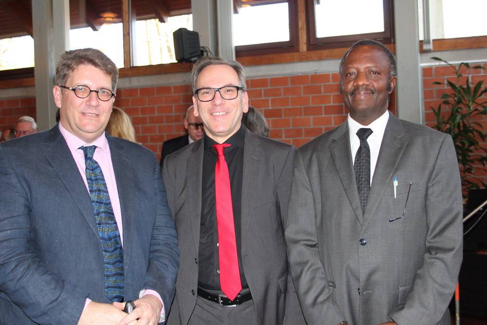  Von li.: Volker Dally, Oberbürgermeister Andreas Mucke und Fidon Mwombeki. 