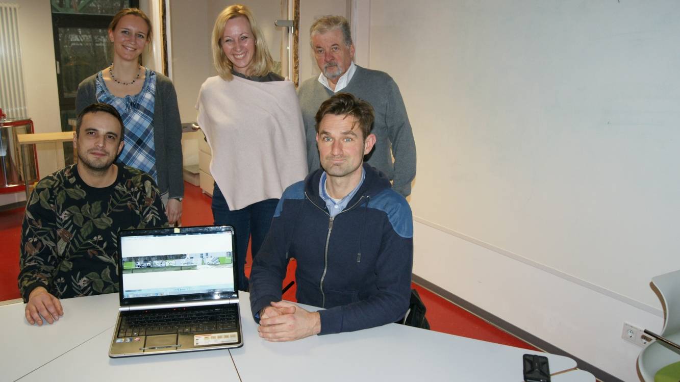  Beim „Doppelpass“ der Junior Uni mit der Verwaltung für den attraktiven Unterbarmer Bolzplatz wird jetzt ein weiterer Meilenstein realisiert. Unser Bild zeigt hinten (von links) Dozentin Annika Schächt, Junior-Uni-Geschäftsführerin Ina Krumsiek und Bezirksbürgermeister Hans-Hermann Lücke sowie vorn die Street-Art-Künstler Ognjen Pavic und Martin Heuwold. 